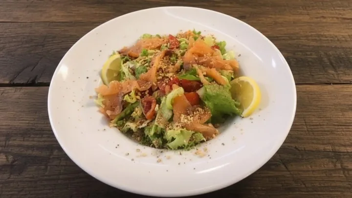 Salata sa dimljenim lososom