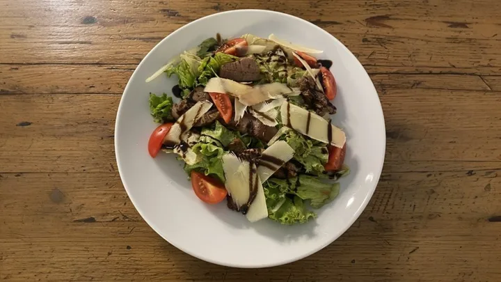 Salata sa biftekom